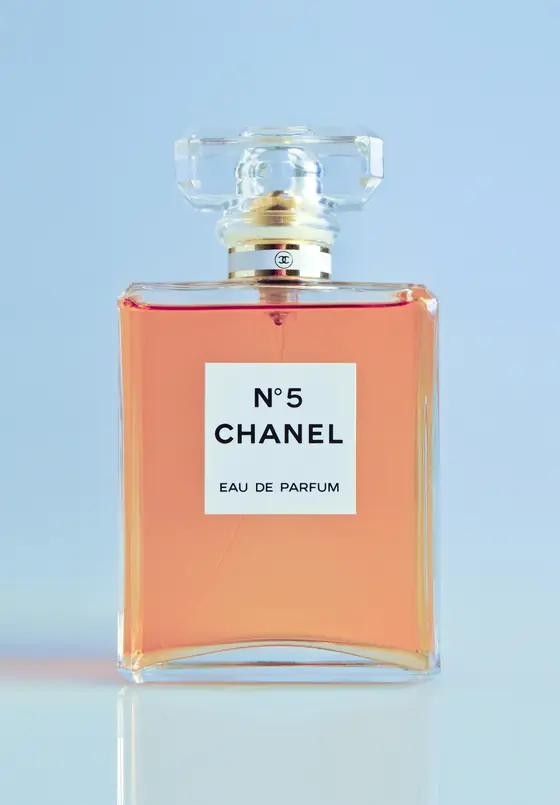 Frasco de perfume sob luz suave